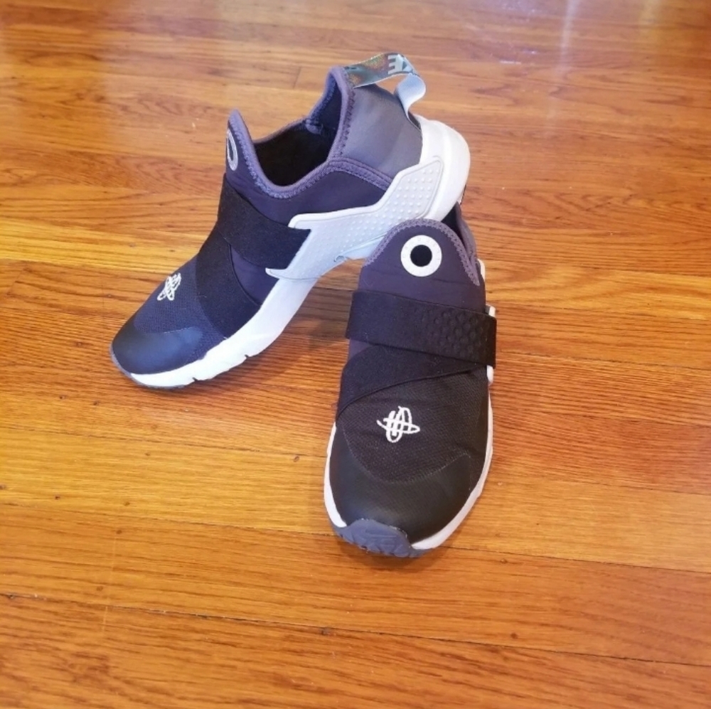 Boys Nike Huarache Size 5